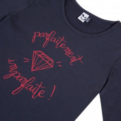 Camisola azul-escura com impressão vermelha e etiqueta com logótipo de smiley