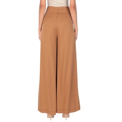 Roberta Biagi mulher calça larga camel