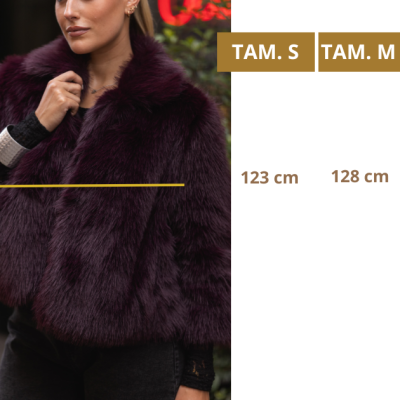 Casaco curto de pêlo sintético roxo escuro com texto de tamanhos