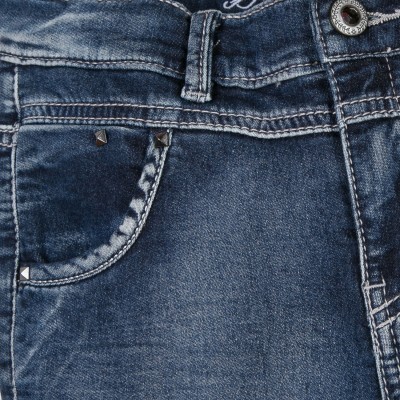 Calças de ganga azuis com bolso detalhado e tachas metálicas