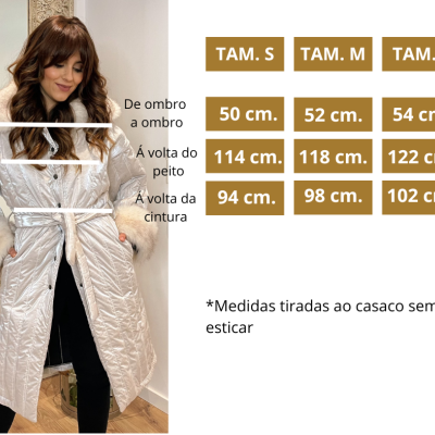 Mulher com casaco acolchoado prateado, gola de pelo branca e cinto, tabela de medidas ao lado