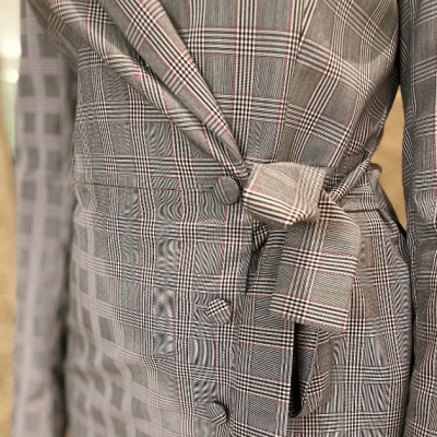 Blazer xadrez bege com botões e faixa para amarrar na cintura