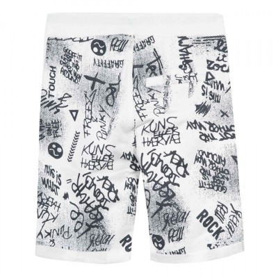 Calções brancos com padrão preto de graffiti e texto gráfico