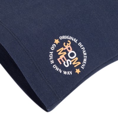 Detalhe de peça de roupa azul com estampa circular