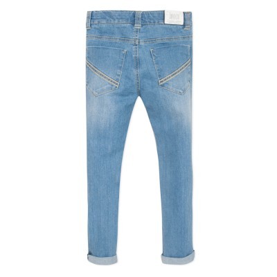 Calças de ganga azuis claras vistas de trás com bolsos e etiqueta branca.