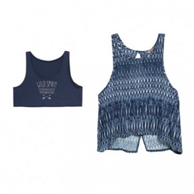 Dois tops femininos azuis com padrões e texto sobre fundo branco