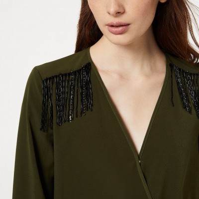 Blusa verde-oliva com franjas pretas de contas no ombro