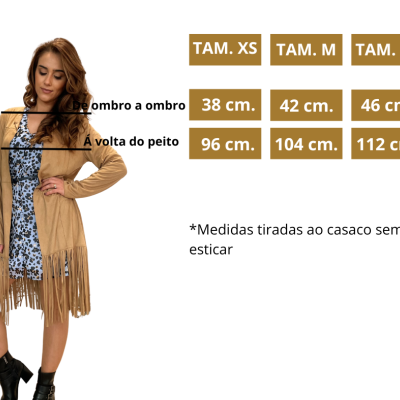 Mulher vestindo casaco castanho claro com franjas e vestido azul claro com padrão floral