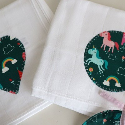 Toalhas brancas com aplicações de tecido colorido com cavalos e arco-íris