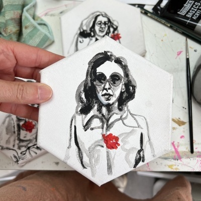 Tela hexagonal pintada à mão com retrato monocromático de mulher com óculos escuros e flor vermelha