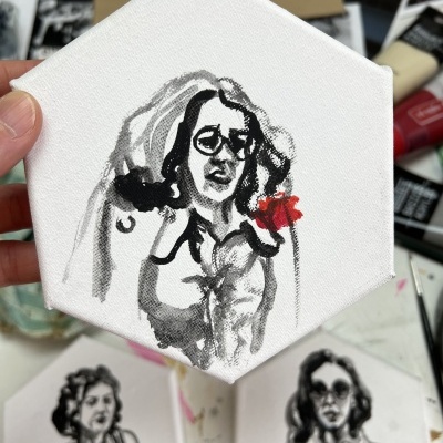 Tela hexagonal pintada à mão com retrato feminino e detalhe vermelho