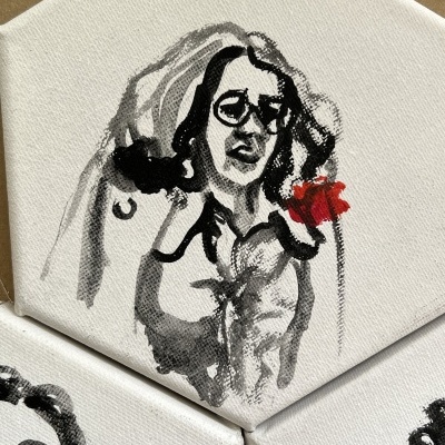 Pintura em tela hexagonal de rosto feminino com tinta preta e vermelho