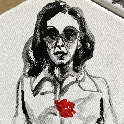 Pintura em tela de mulher com óculos e flor vermelha no peito