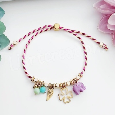 Pulseira em cordão ajustável com amuletos