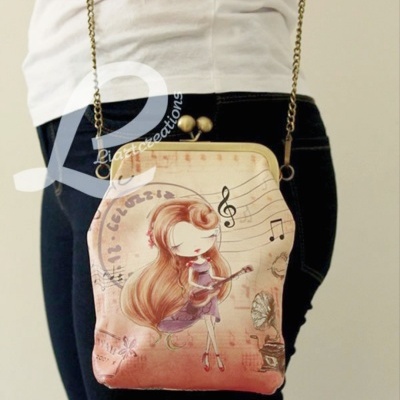 Mala rosa a tira colo com alça em corrente