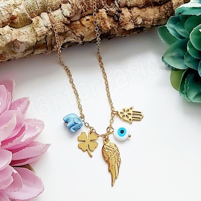 Fio dourado em corrente com amuletos