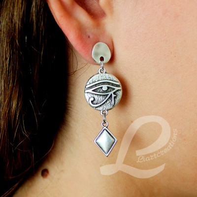 Brincos prateados com olho de hórus