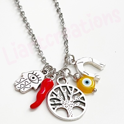 Fio em corrente com amuletos