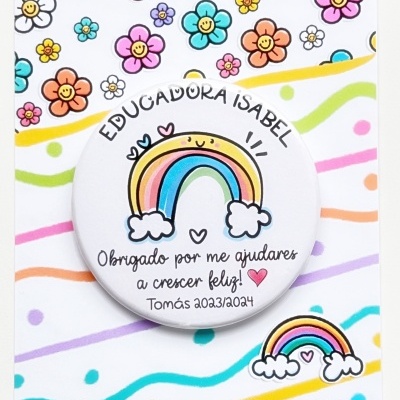 Crachá personalizado com arco íris  "Obrigado por me ajudares a crescer feliz!"