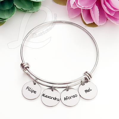 Escrava com medalhas personalizadas com nome