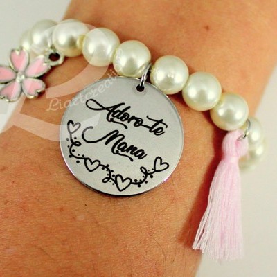 Pulseira elástica de pérolas e medalha personalizada 