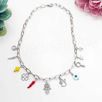 Colar em corrente com amuletos
