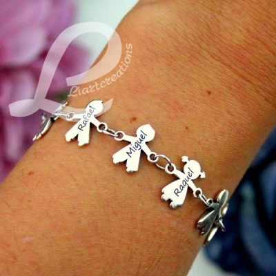 Pulseira em corrente com silhuetas de meninos personalizadas com nome Pulseira em corrente com silhuetas de meninos personalizadas com nome
