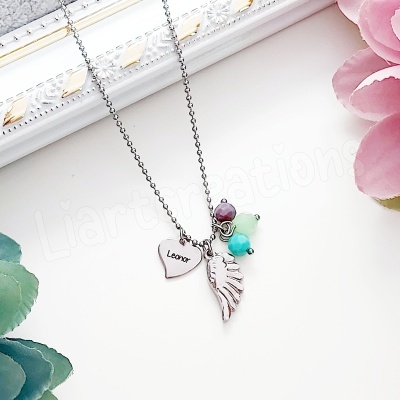 Fio amuletos com asa de anjo e coração personalizado.