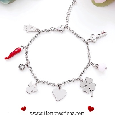 Pulseira em corrente fina com amuletos