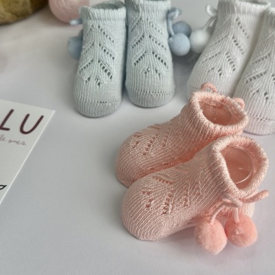 Meia de algodão com ‘pompom’ para recém-nascido