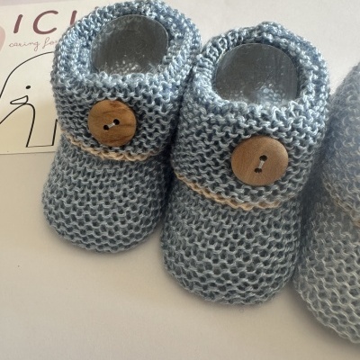 Carapins em perlé com botão amadeirado