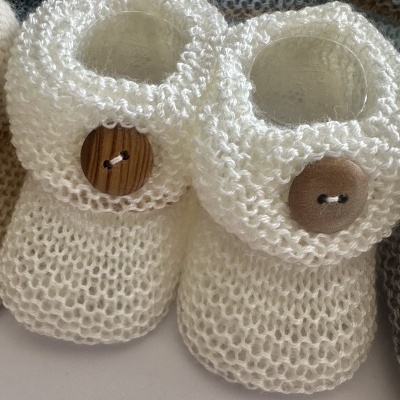 Carapins em perlé com botão amadeirado