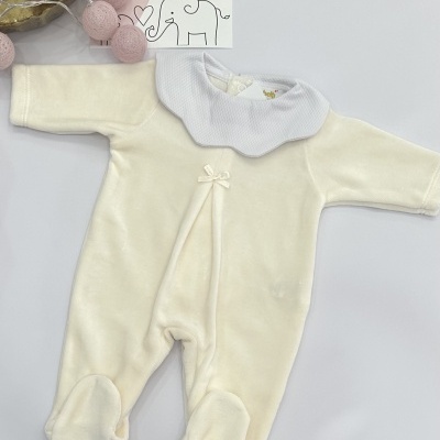 Babygrow de veludo com golinha e lacinho