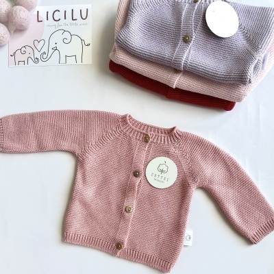 Casaco de malha de algodão com botões amadeirados