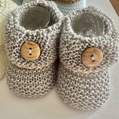 Carapins em perlé com botão amadeirado