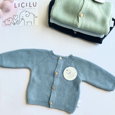 Casaco de malha de algodão com botões amadeirados