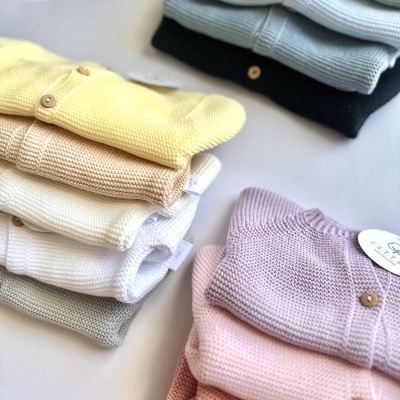 Casaco de malha de algodão com botões amadeirados