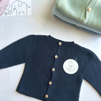 Casaco de malha de algodão com botões amadeirados