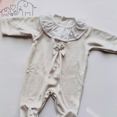 Babygrow de veludo com golinha e bordado