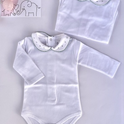 Body com gola aberta picueta e ‘pontinhos’