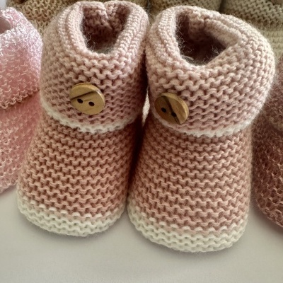 Carapins em perlé com botão amadeirado