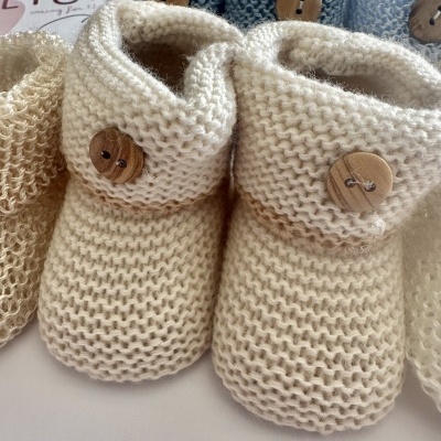 Carapins em perlé com botão amadeirado