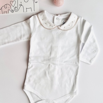 Body com gola aberta com picueta e ‘pontinhos’