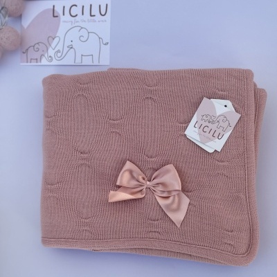 Manta de malha forrada e decorada com laço