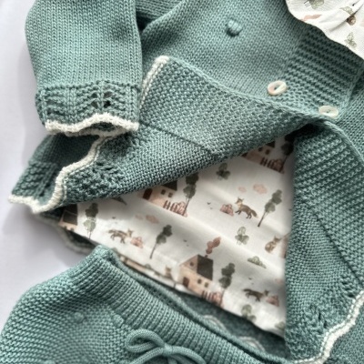 Conjunto de malha com casaco, camisa e tapa-fraldas com pompom Verde