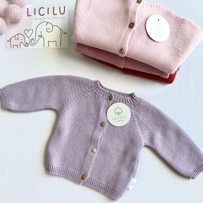 Casaco de malha de algodão com botões amadeirados