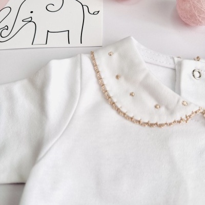 Body com gola aberta com picueta e ‘pontinhos’