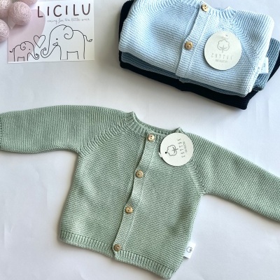 Casaco de malha de algodão com botões amadeirados