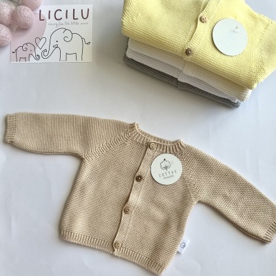 Casaco de malha de algodão com botões amadeirados