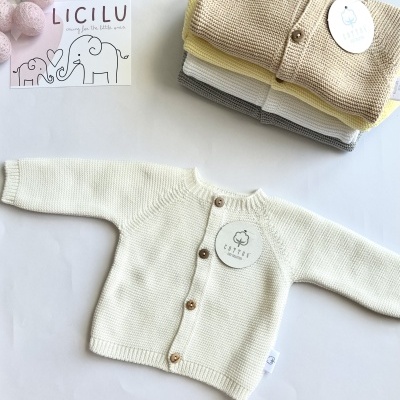 Casaco de malha de algodão com botões amadeirados